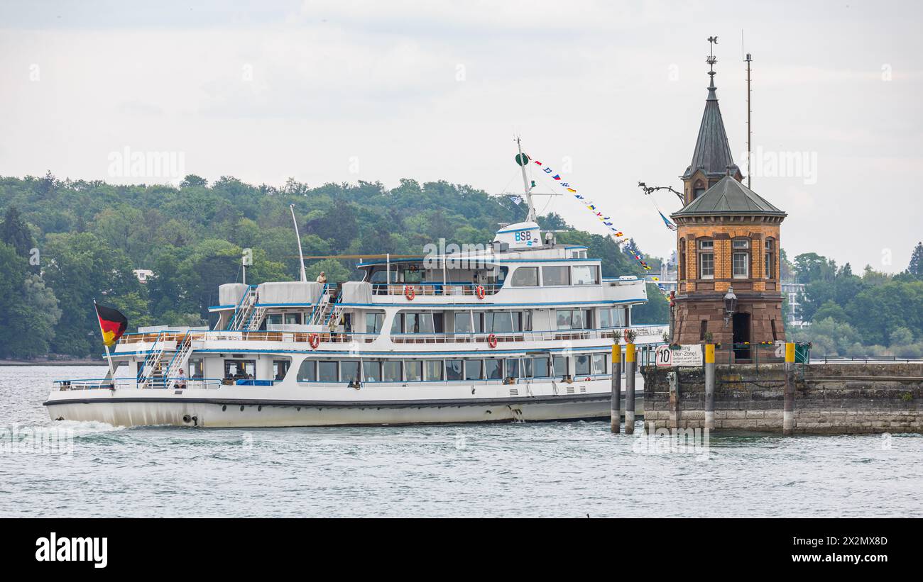 DAS Motorschiff Stuttgart läuft aus dem Hafen Konstanz aus. (Konstanz, Allemagne, 08.05.2022) Banque D'Images