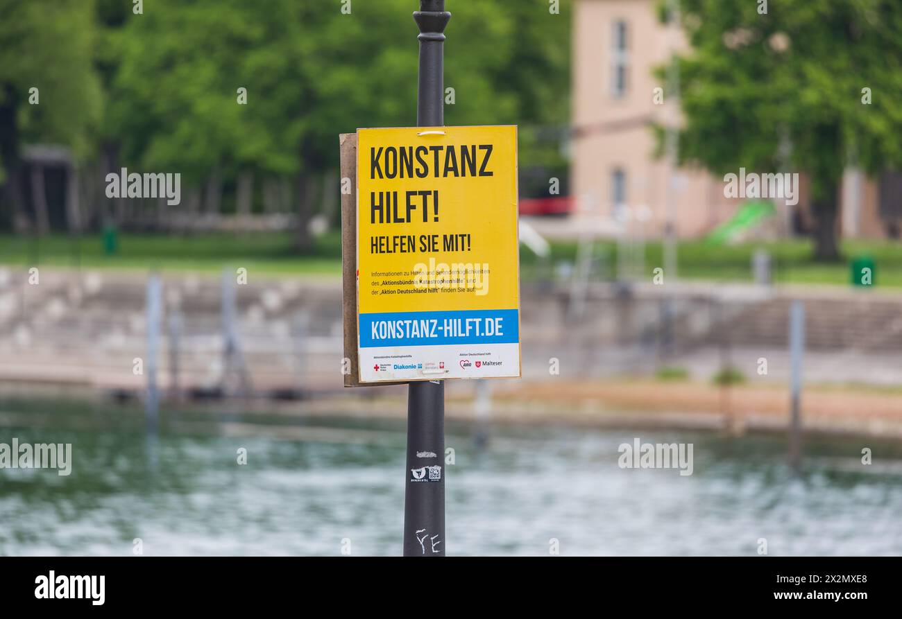 Der Ukraine Krieg bewegt in Konstanz zahlreiche Mensch. Auf Plakaten steht wie man der Ukraine helfen kann. Banque D'Images