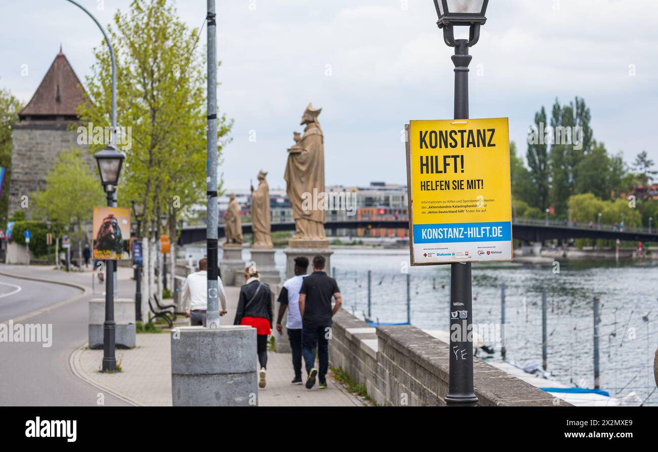Der Ukraine Krieg bewegt in Konstanz zahlreiche Mensch. Auf Plakaten steht wie man der Ukraine helfen kann. Banque D'Images