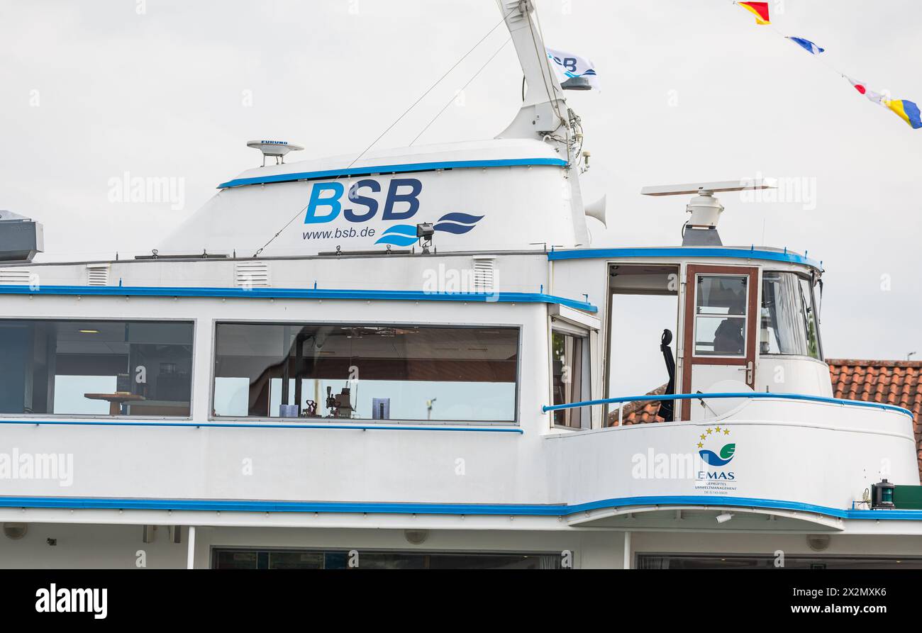 Die Brücke des Motorschiffs Stuttgart. Der Kapitän schaut genau WO sein Schiff im Hafen Konstanz Hin fährt. (Konstanz, Allemagne, 08.05.2022) Banque D'Images