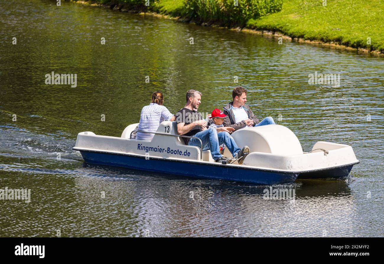Auf dem Münchner Olympiasee kann mit Tretbooten, sogenannten Pedaols, gefahren werden. (München, Allemagne, 27.05.2022) Banque D'Images