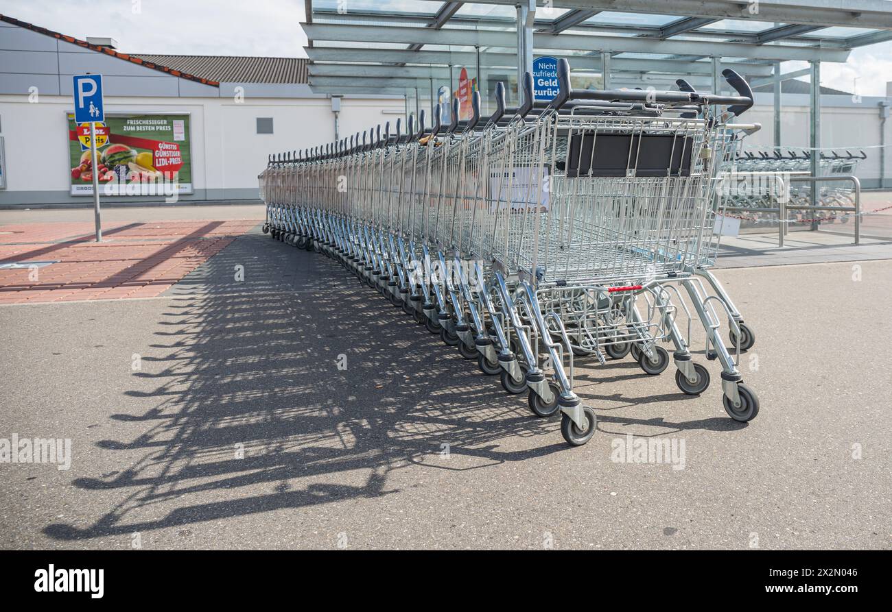 Einkaufswagen des Discounter Lidl. (Gaillingen am Hochrein, Allemagne, 06.06.2022) Banque D'Images