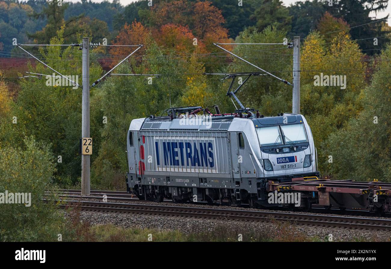 Eine Elektrolokomotive von Metrans vom Typ Bombardier Traxx AC3 zieht auf dem Bahnnetz der Deutschen Bahn einen Güterzug. (Hebertshausen, Deutschland, Banque D'Images