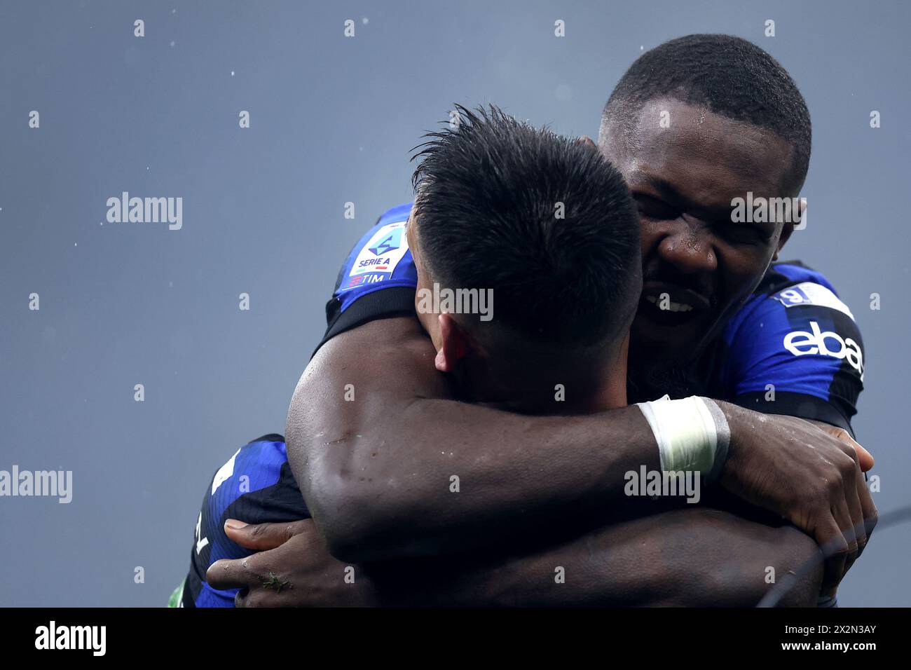 Milan, Italie. 22 avril 2024. Lautaro Martinez (F) et Marcus Thuram (R) du FC Internazionale célèbrent à la fin du match de Serie A entre l'AC Milan et le FC Internazionale au Stadio Giuseppe Meazza le 22 avril 2024 à Milan, Italie . Crédit : Marco Canoniero/Alamy Live News Banque D'Images