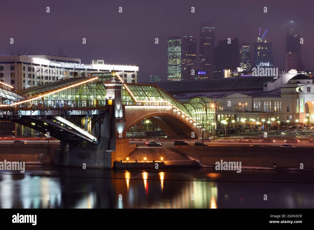 Partie du pont Bogdan Khmelnitsky près de la gare de Kievsky et vue sur le complexe d'affaires Moscou-City la nuit à Moscou, Russie. Banque D'Images