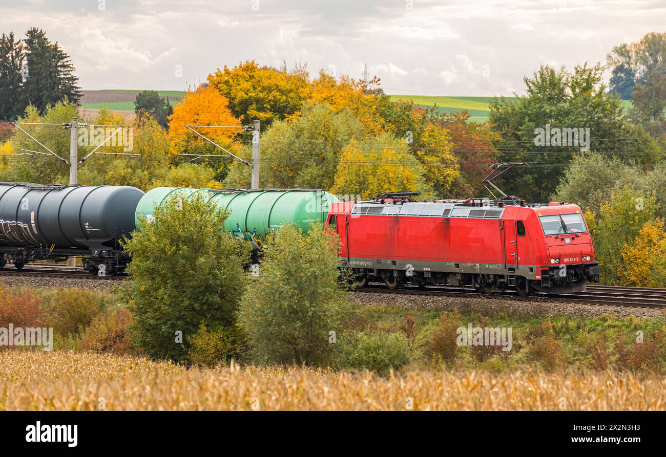 Ein Güterzug mit Kesselwagen und einer Bombardier Traxx F140 AC1 Lokomotive der Deutschen Bahn auf der Bahnstrecke zwischen München und Nürnberg. (HEB Banque D'Images