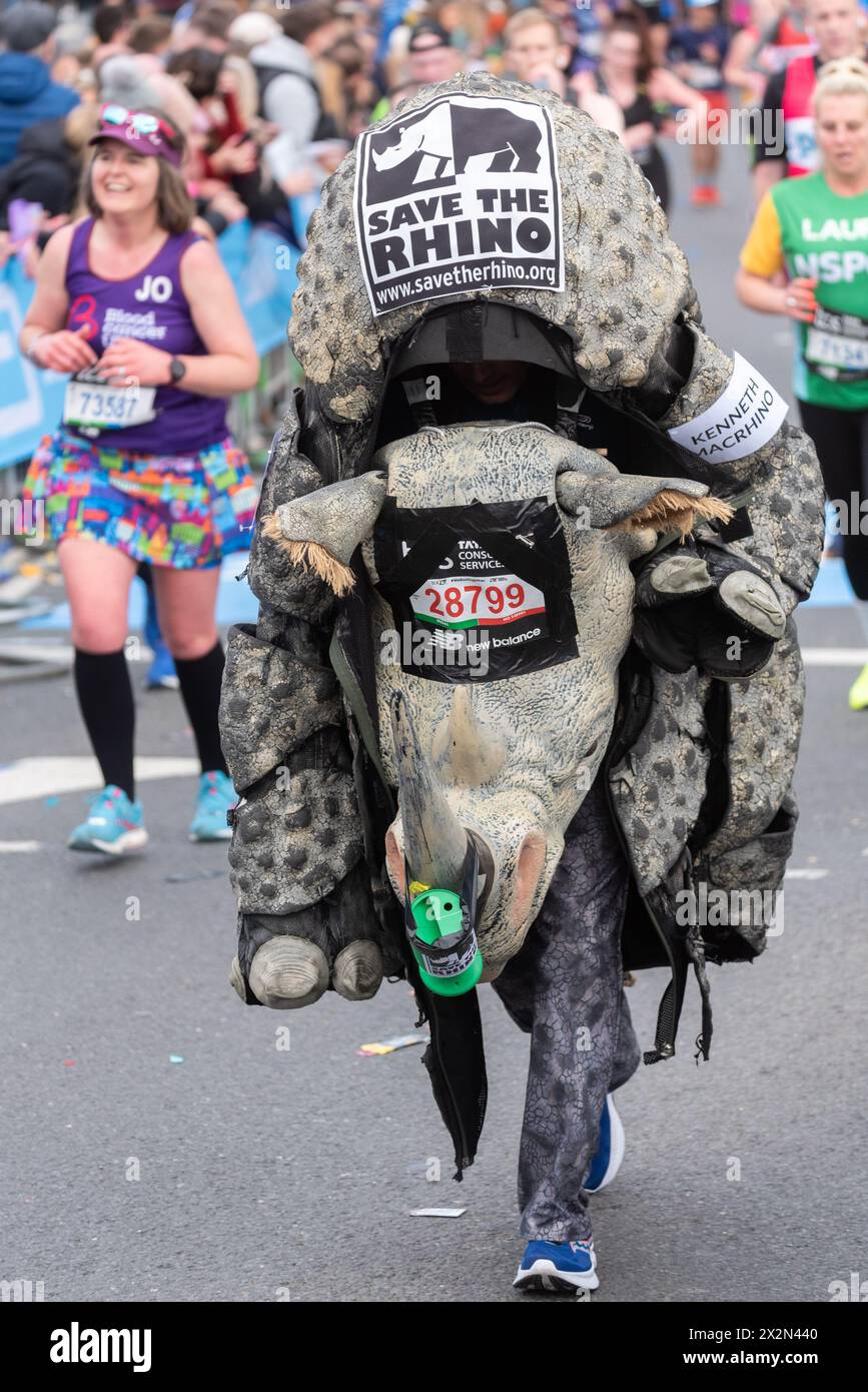 Kenneth Donaldson en costume de rhinocéros participant au TCS London Marathon 2024 en passant par Tower Hill, Londres, Royaume-Uni. Banque D'Images