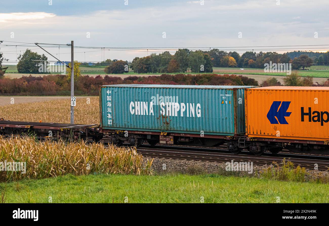 Ein Schiffscontainer von China Shipping und Hapag-Lloyd wird auf einem Güterzug auf der Bahnstrecke zwischen München und Nürnberg durch Deutschland tr Banque D'Images