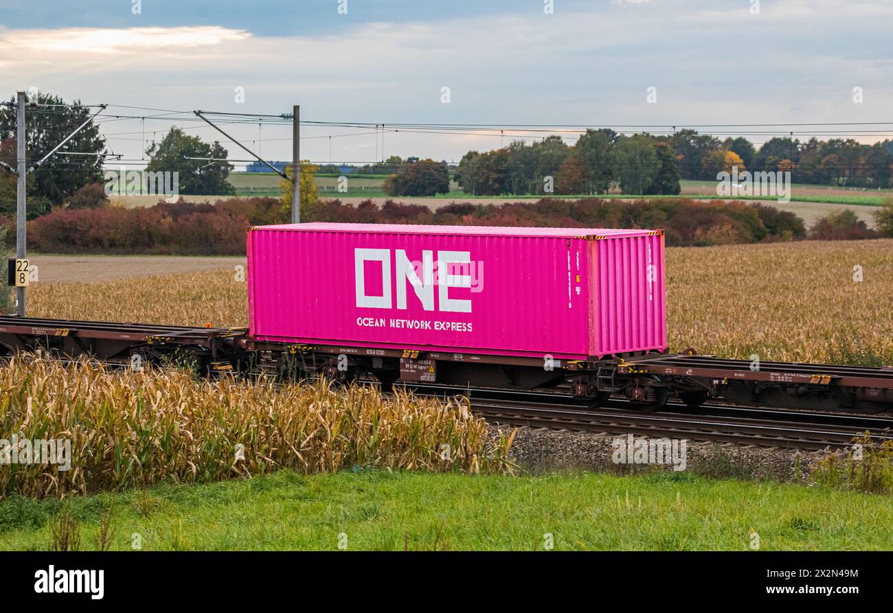 Ein Schiffscontainer von Ocean Network Express (ONE) wird auf einem Güterzug auf der Strecke zwischen München und Nürnberg durch Deutschland transport Banque D'Images