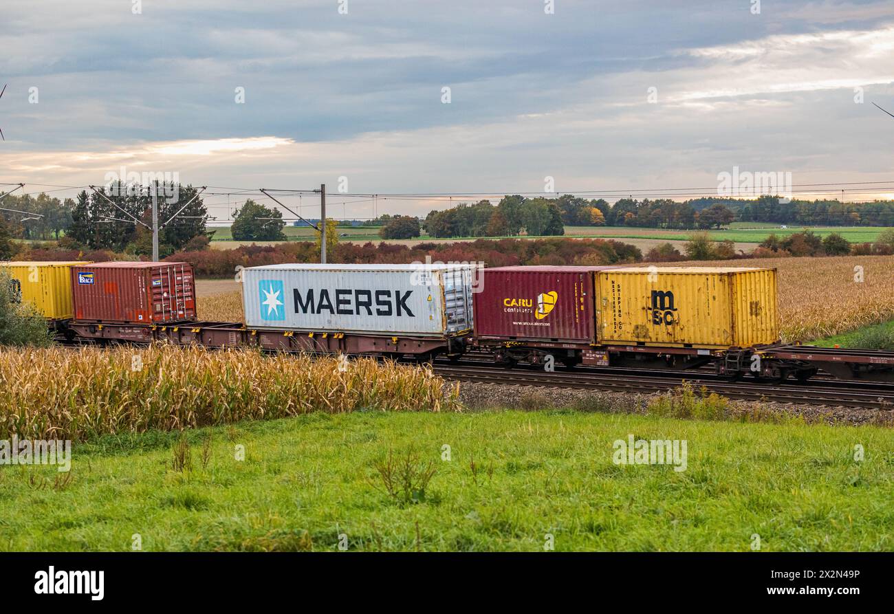 Zahlreiche Schiffscontainer, darunter solche der Firma Maersk und MSC, werden auf den Bahnstrecke von München nach Nürnberg durch Deutschland transpor Banque D'Images