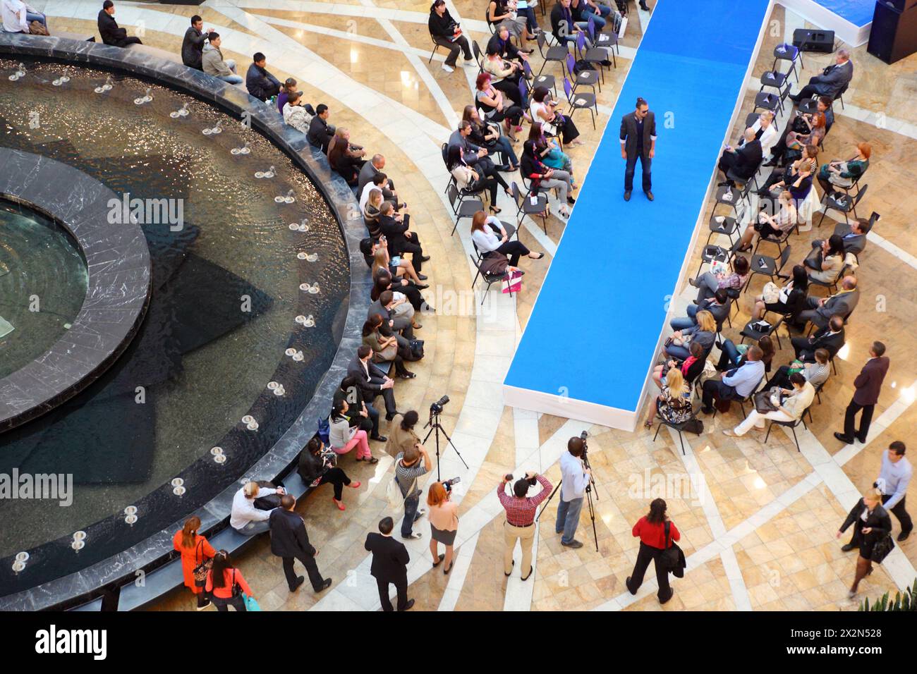 MOSCOU - 7 SEPTEMBRE : homme sur le podium au défilé Kanzler à Afimall le 7 septembre 2011 à Moscou, Russie. KANZLER plus de 15 ans de successfu Banque D'Images