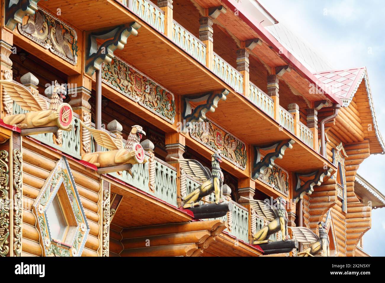 Beaux balcons de grande maison en bois avec décoration sculptée. Banque D'Images