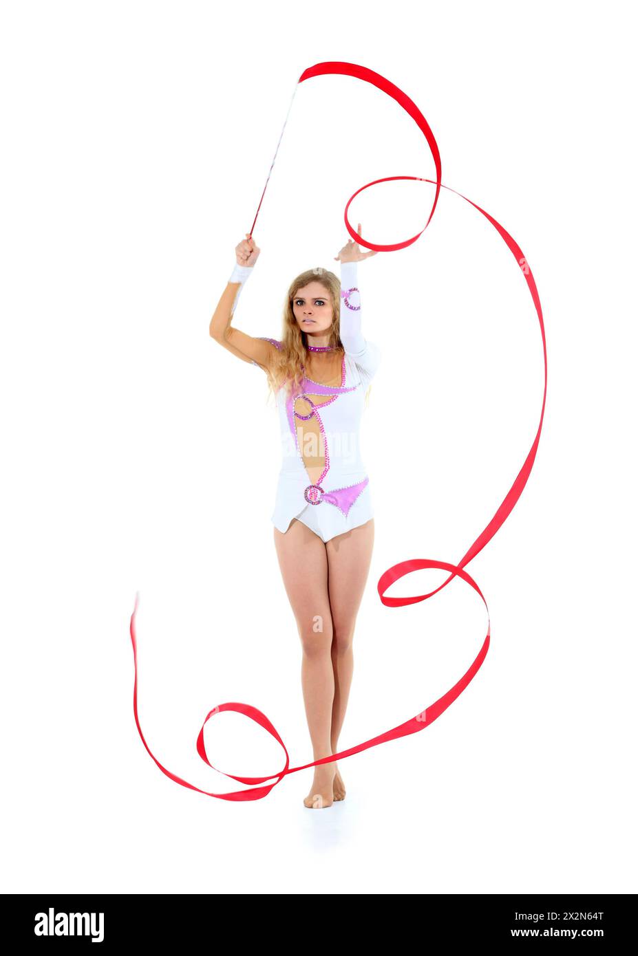 Jeune gymnaste gracieuse avec ruban rouge pose isolé sur fond blanc. Banque D'Images