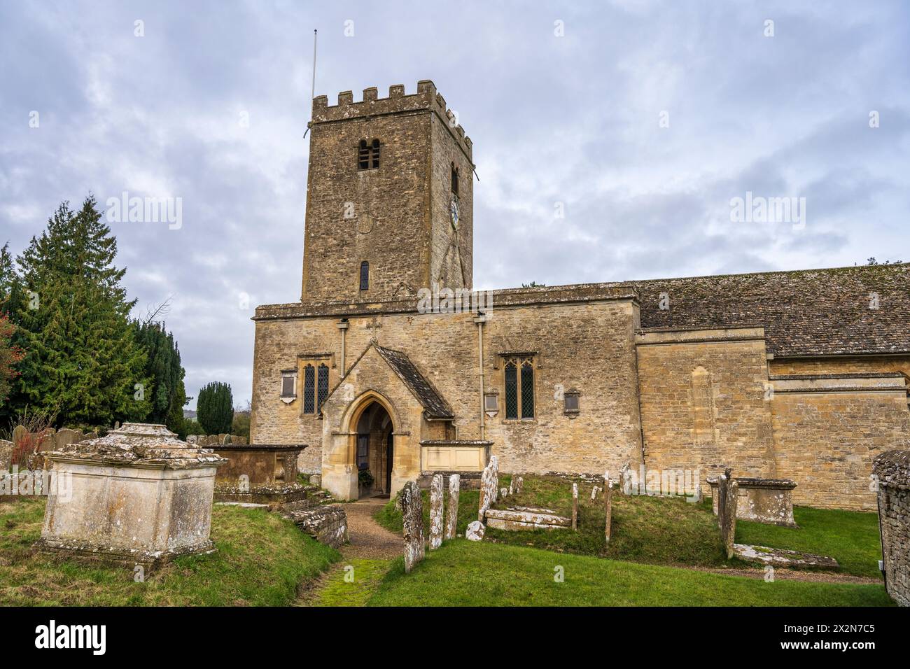 Vue extérieure de l’église St Mary à North Leigh, Oxfordshire, Angleterre, Royaume-Uni Banque D'Images