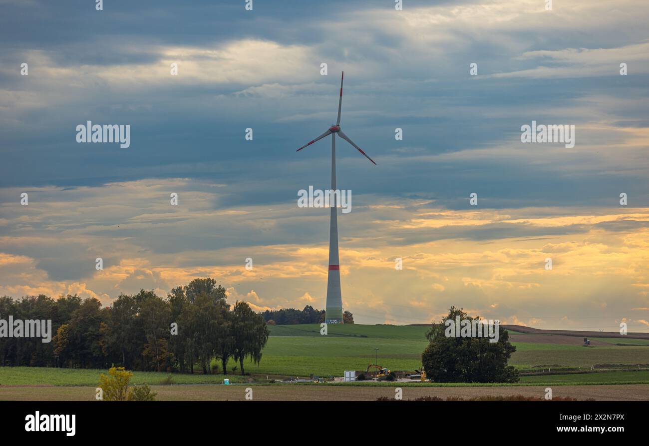 Eine Windkraftanlage im Freistaat Bayern sorgt dafür, dass einige Haushalte erneuerbare Energie erhalten. (Hebertshausen, Deutschland, 10.10.2022) Banque D'Images