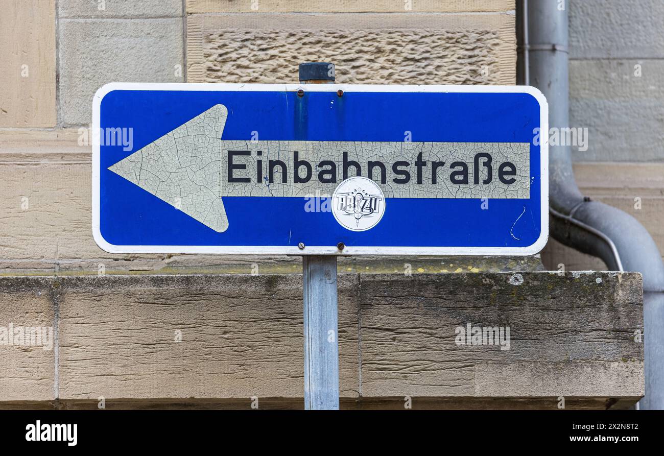 Ein Verkehrsschild, Welches die Abbiegerichtung nach links zeigt. Diese führt dans eine Einbahnstrasse. (Konstanz, Deutschland, 20.11.2022) Banque D'Images