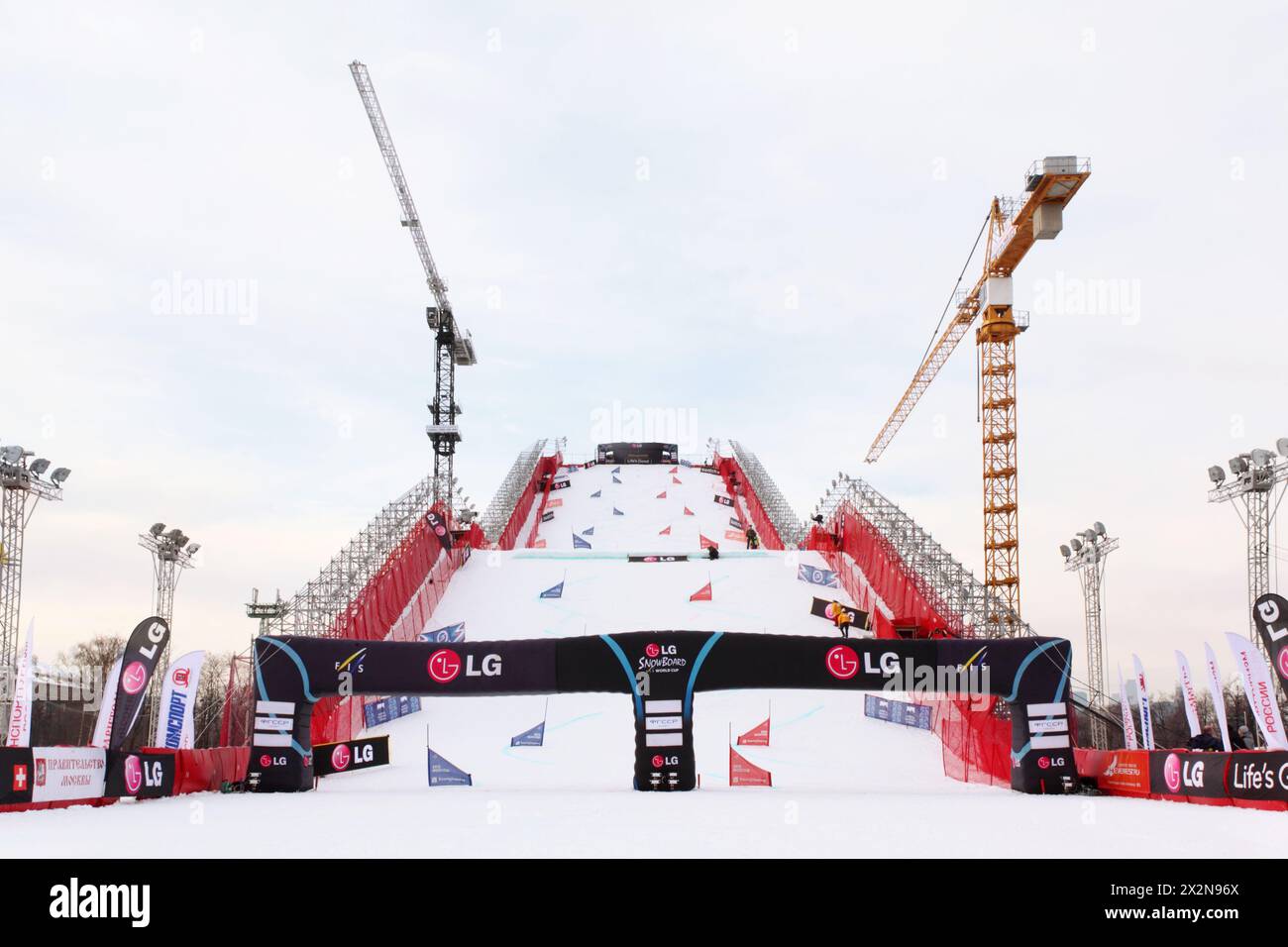 MOSCOU - 3 MARS : butte artificielle (50 mètres) pour la Coupe du monde de snowboard et deux grues dans le complexe sportif Luzhniki le 3 mars 2012 à Moscou, Russie. Banque D'Images