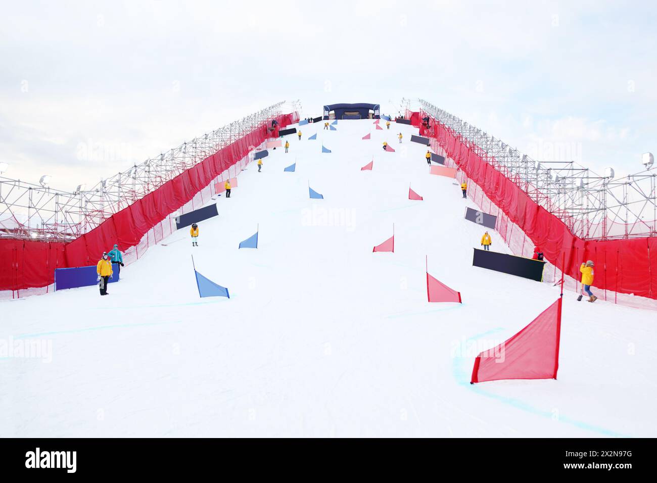 Rampe artificielle pour slalom parallèle snowboard au championnat le jour d'hiver. Banque D'Images