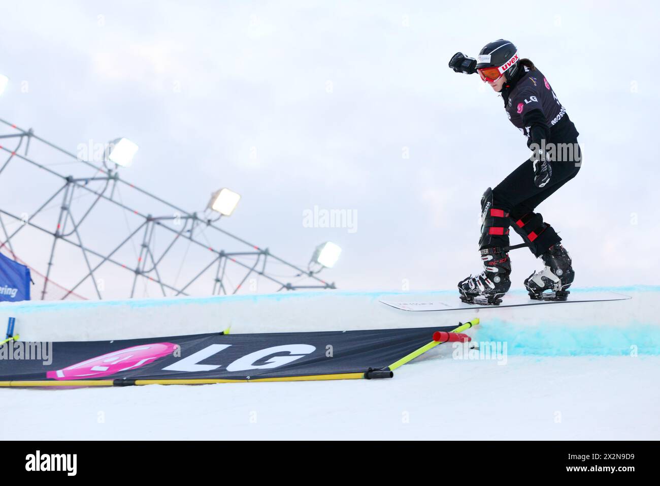 MOSCOU - 3 MARS : une compétitrice non identifiée équilibre sur le snowboard à la Coupe du monde de snowboard dans le complexe sportif Luzhniki le 3 mars 2012 à Moscou, Ru Banque D'Images