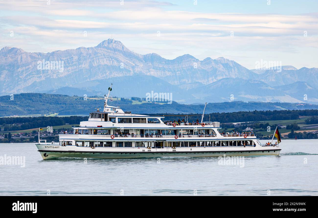 DAS Motorschiff Stuttgart der Bodensee-Schiffsbetriebe läuft den Hafen Meersburg an, dahinter das Alpenpanorama der Schweizer Alpen. (Meersburg, Deuts Banque D'Images