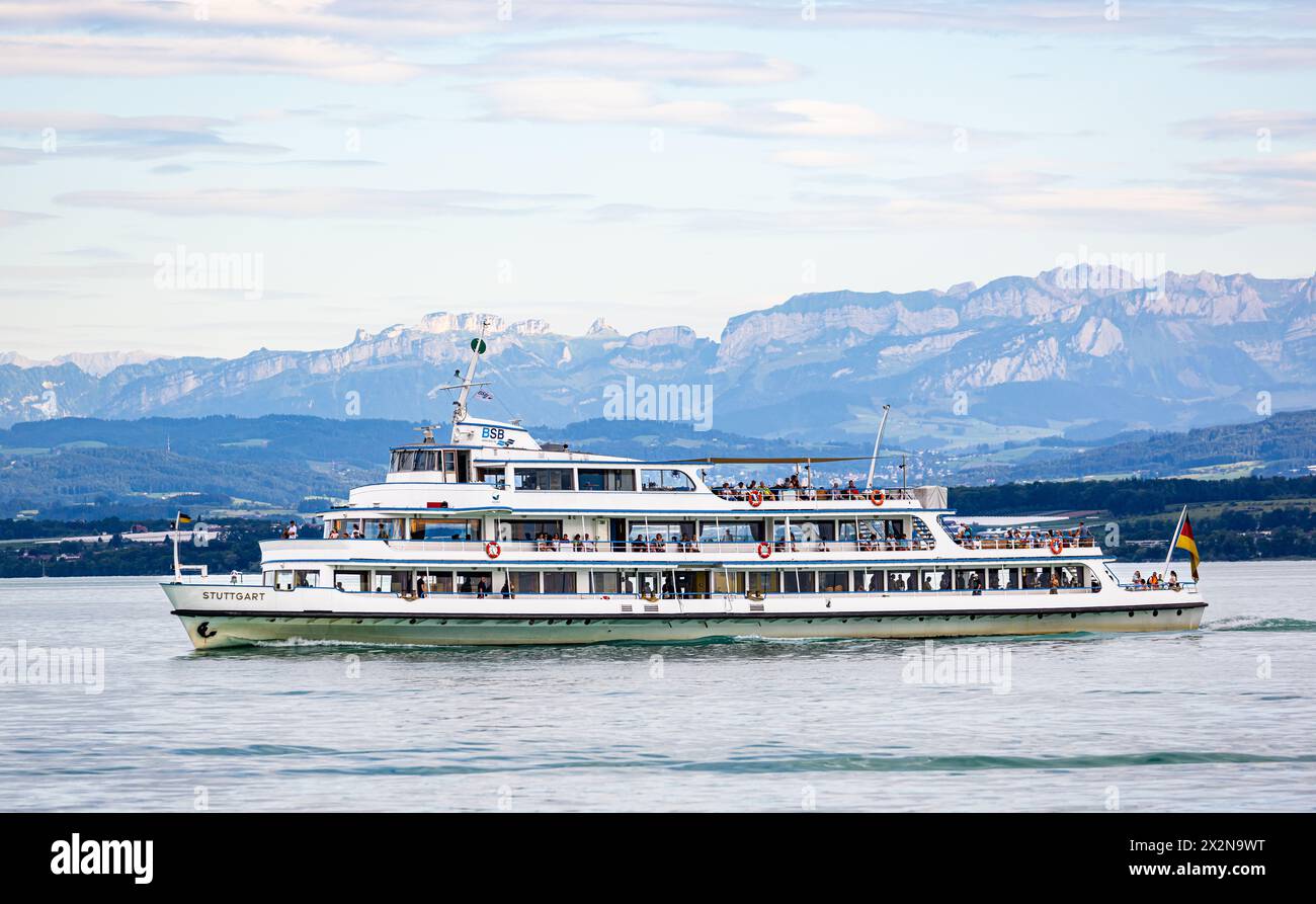 DAS Motorschiff Stuttgart der Bodensee-Schiffsbetriebe läuft den Hafen Meersburg an, dahinter das Alpenpanorama der Schweizer Alpen. (Meersburg, Deuts Banque D'Images