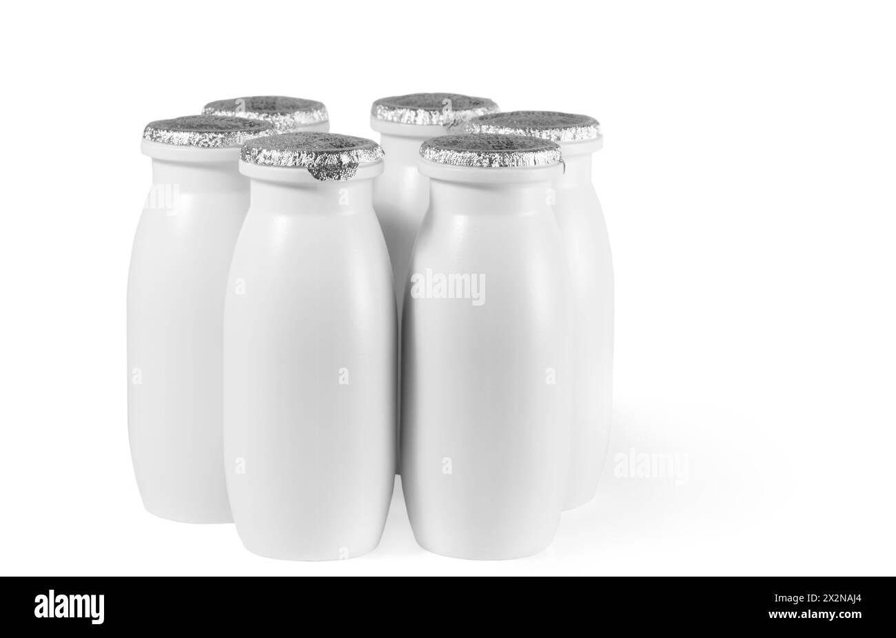 bouteille en plastique blanc avec bouchon en aluminium, dater avec support de yaourt sur la table Banque D'Images