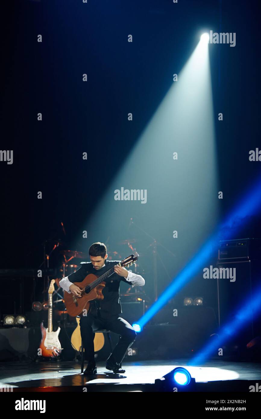 MOSCOU - Jan 23 : Musician accompagne le chanteur Zara sur scène au Théâtre Taganka lors de la cérémonie de remise du Prix nommé d'après Vladimir Vysotsky Own Trac Banque D'Images