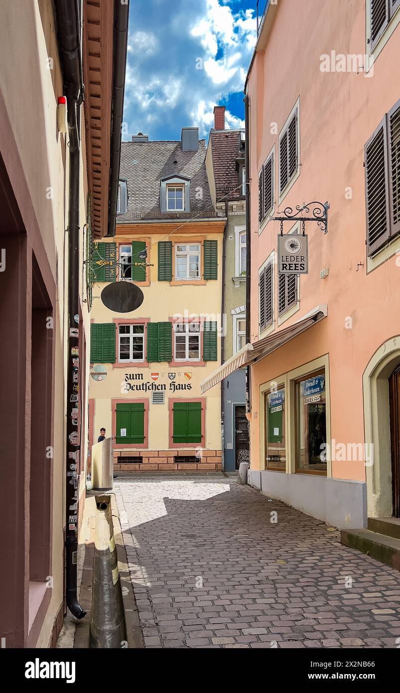 SommerImpresonen aus der wunderschönen Altstadt von Freiburg in Breisgau in Süddeutschland. (Freiburg im Breisgau, Allemagne, 07.08.2022) Banque D'Images