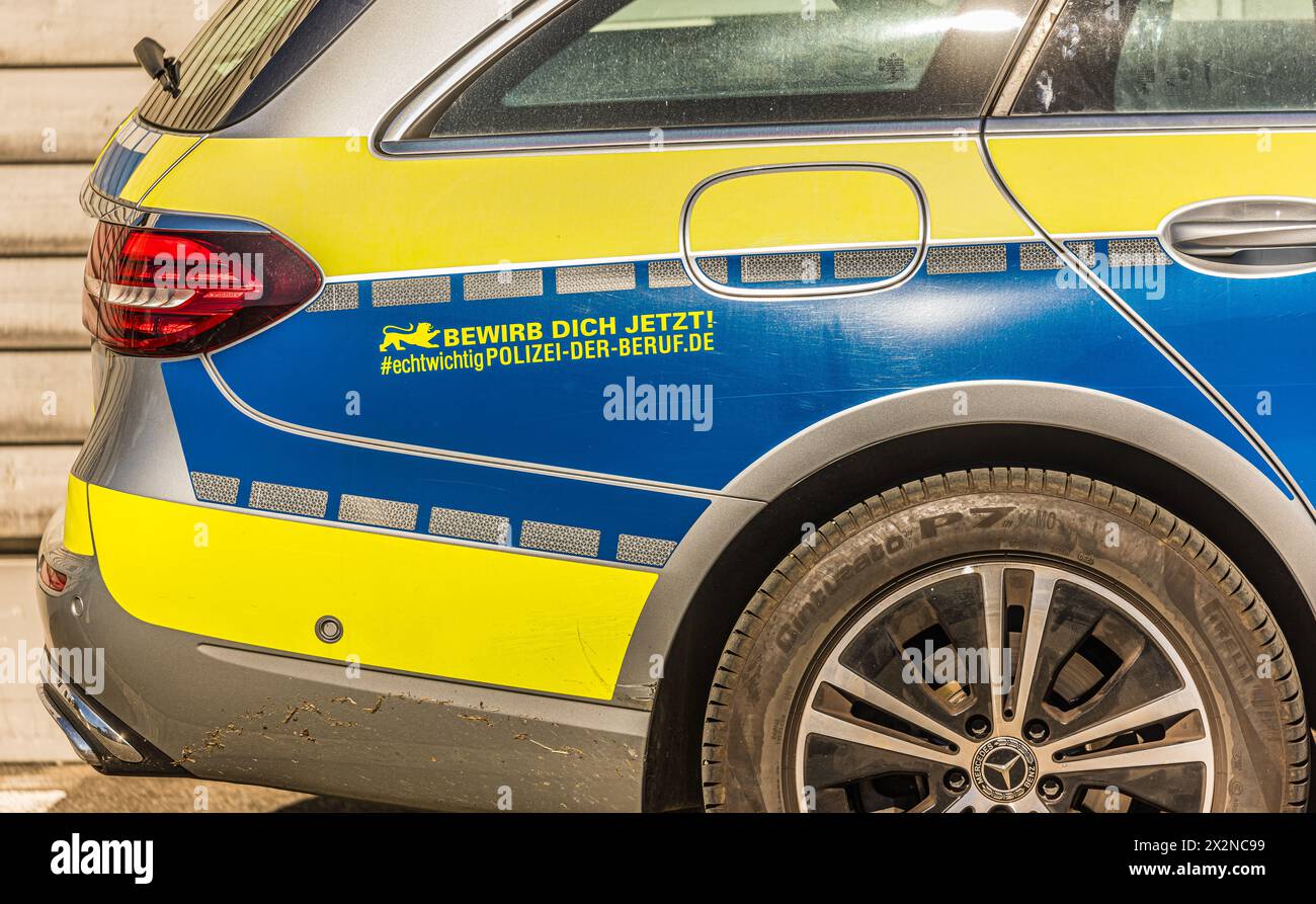 Auf einem Fahrzeug wird Werbung für den Polizeiberuf BEI der deutsche Bundespolizei gemacht. (Friedrichshafen, Deutschland, 21.08.2022) Banque D'Images