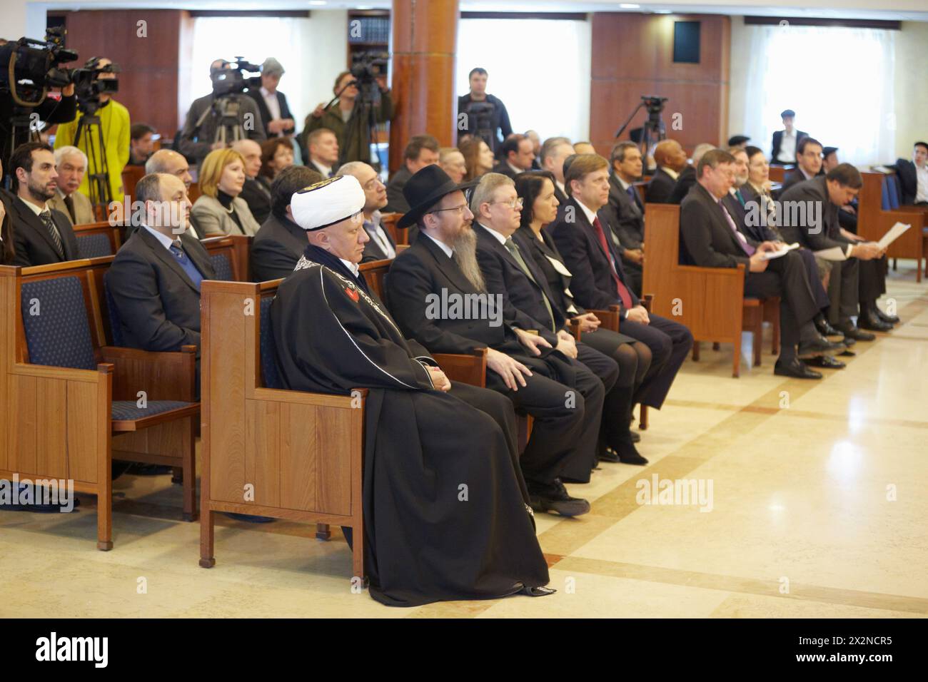MOSCOU - Jan 27 : journalistes, personnalités religieuses et publiques, ambassadeurs des puissances européennes à la synagogue de Moscou Beis Menachem dans l'Holocau international Banque D'Images