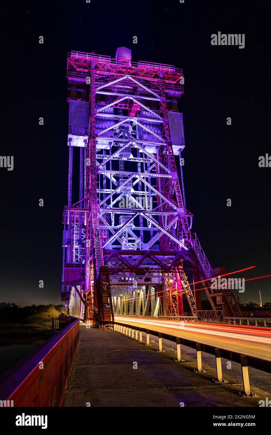 Pont de Newport illuminé avec sentiers légers Banque D'Images