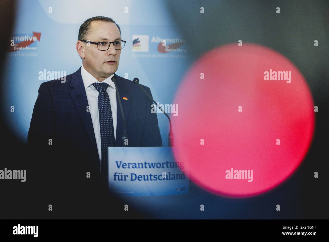 Tino Chrupalla, Bundesvorsitzender der AFD Alternative fuer Deutschland, spricht zu den Medien vor der Fraktionssitzung in Berlin, 23.04.2024. Berlin Deutschland *** Tino Chrupalla, président fédéral de l'AFD Alternative pour l'Allemagne , s'adresse aux médias avant la réunion du groupe parlementaire à Berlin, 23 04 2024 Berlin Allemagne Copyright : xFlorianxGaertnerxphotothek.dex Banque D'Images