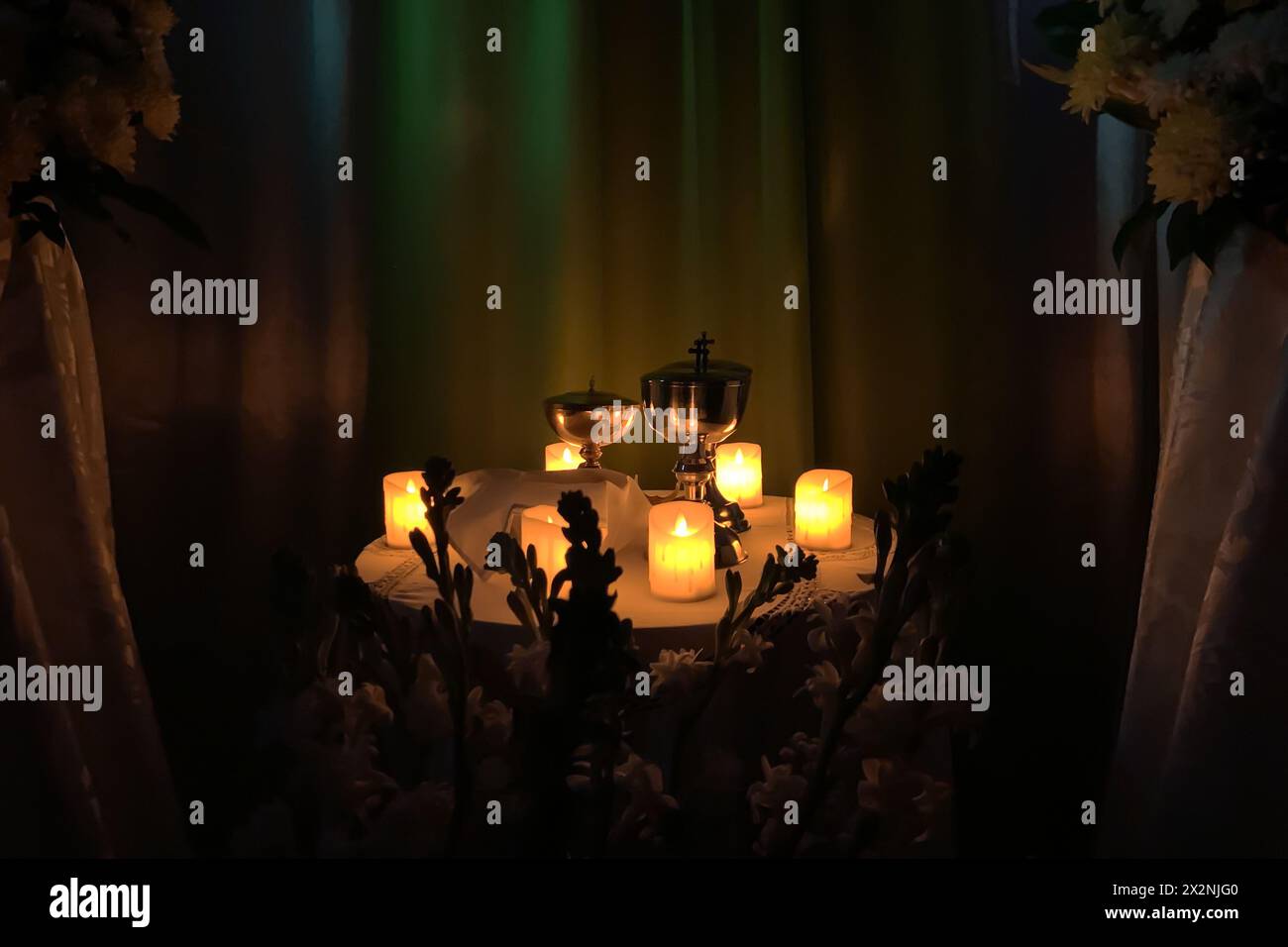 Vue du sacrement sacré avec décoration de bougies et de fleurs à côté. Banque D'Images