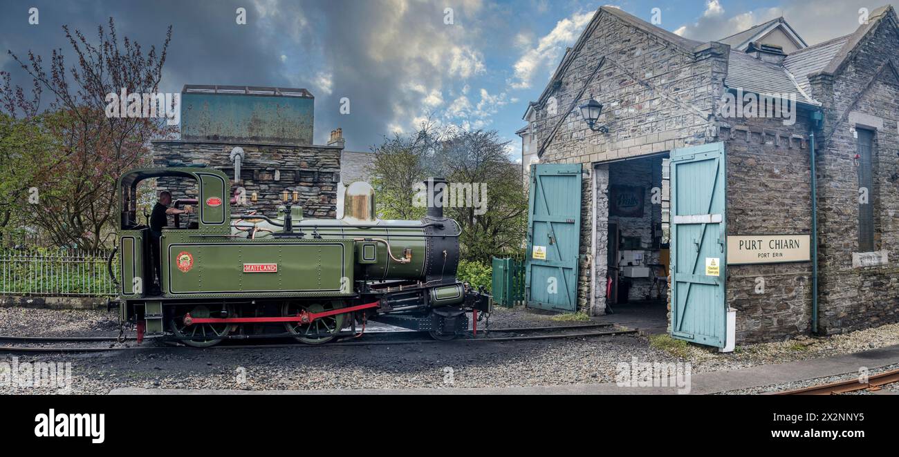 L'image est du train à vapeur Maitland qui circule entre Douglas et la station balnéaire côtière de Port Erin sur la pointe sud-ouest de l'île de Man Banque D'Images