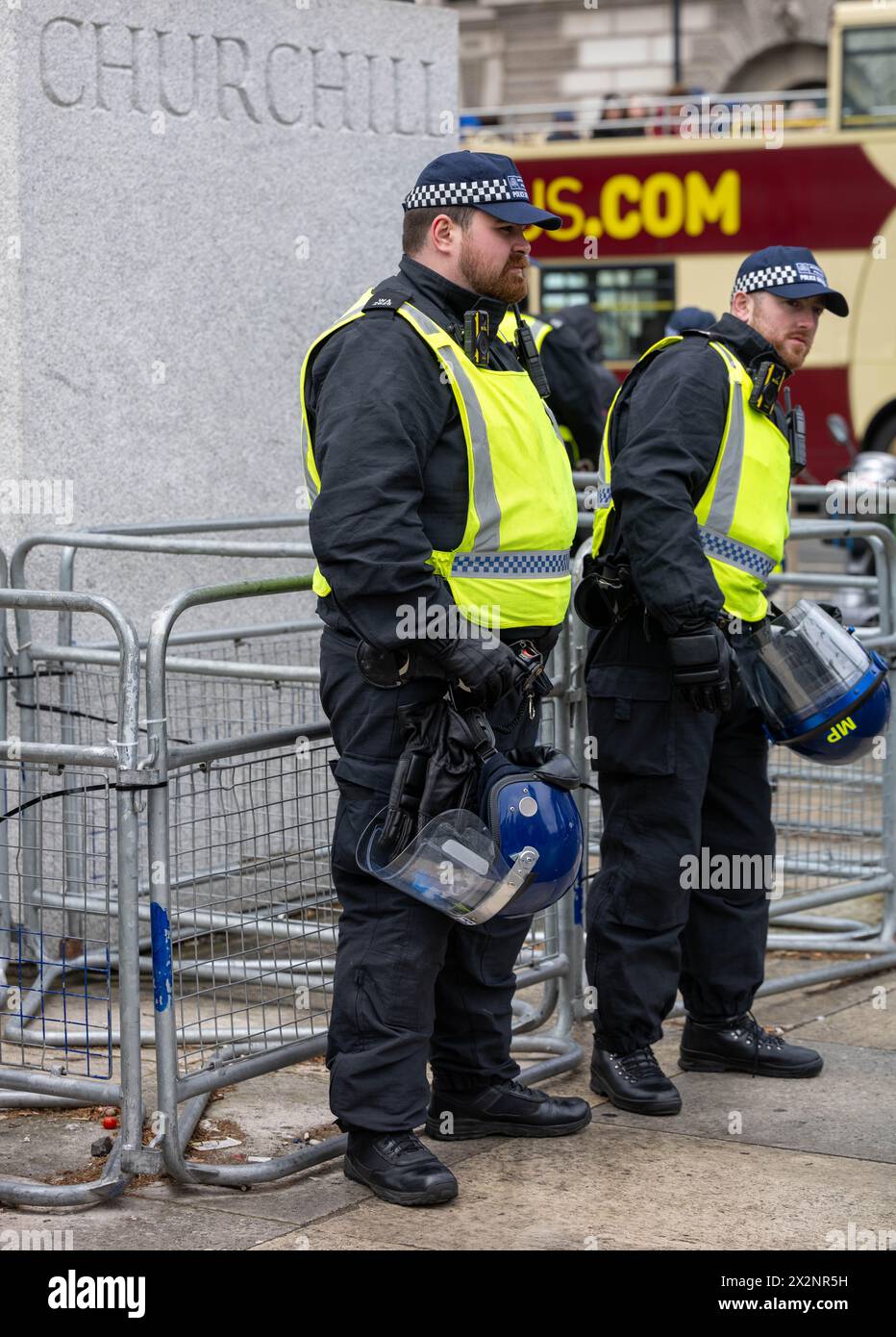 Londres, Royaume-Uni. 23 avril 2024. Manifestations de droite à Whitehall Londres le jour de la Saint-Georges, en présence policière importante crédit : Ian Davidson/Alamy Live News Banque D'Images