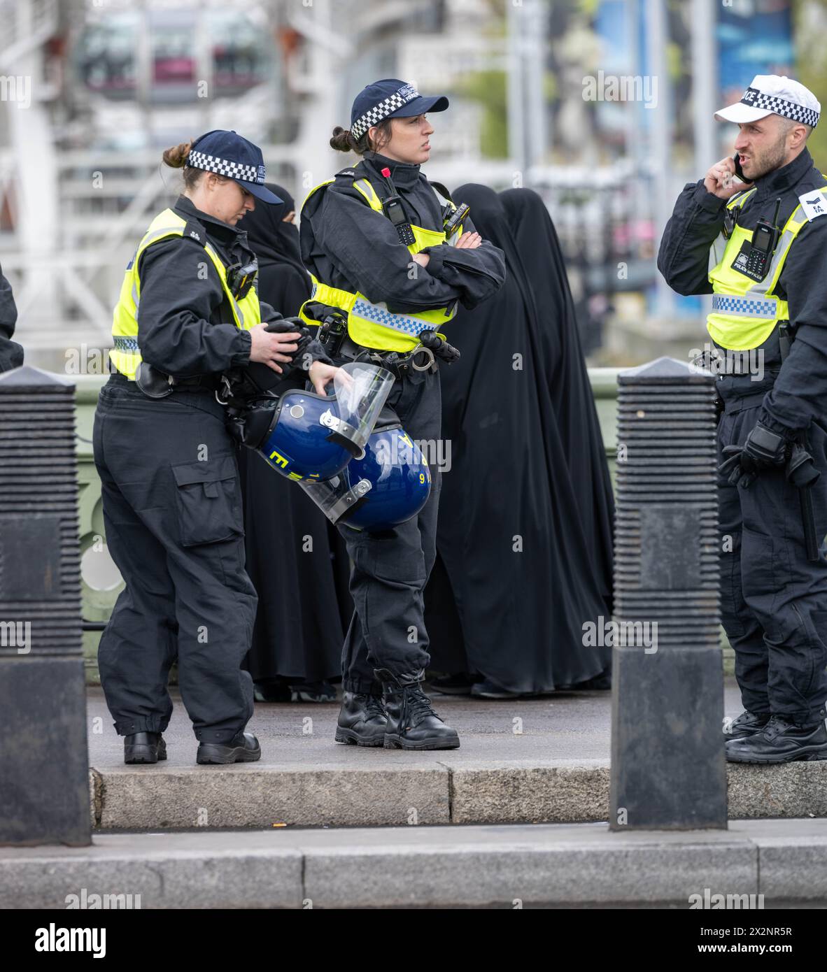 Londres, Royaume-Uni. 23 avril 2024. Manifestations de droite à Whitehall Londres le jour de la Saint-Georges, en présence policière importante crédit : Ian Davidson/Alamy Live News Banque D'Images