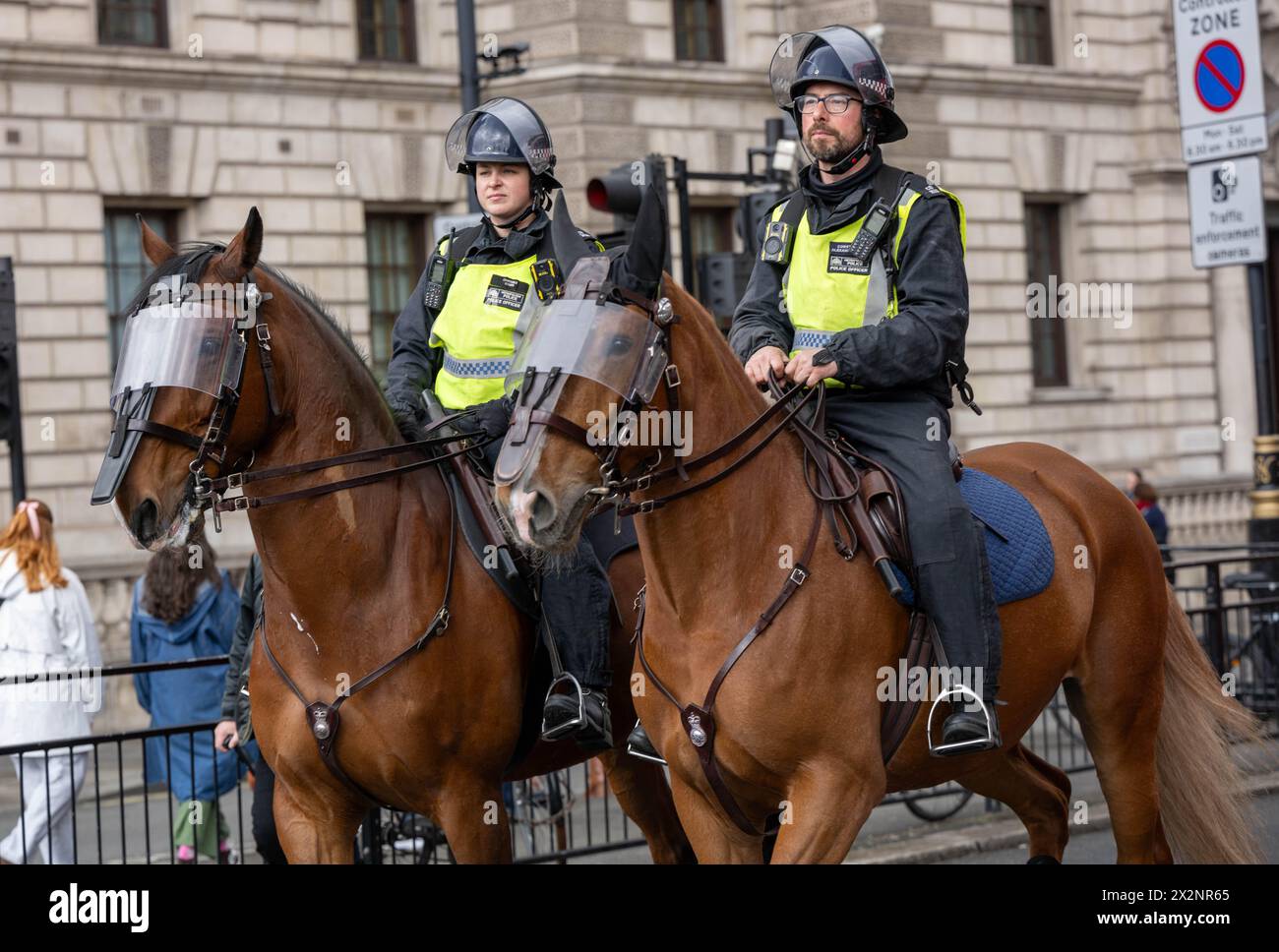 Londres, Royaume-Uni. 23 avril 2024. Manifestations de droite à Whitehall Londres le jour de la Saint-Georges, en présence policière importante crédit : Ian Davidson/Alamy Live News Banque D'Images