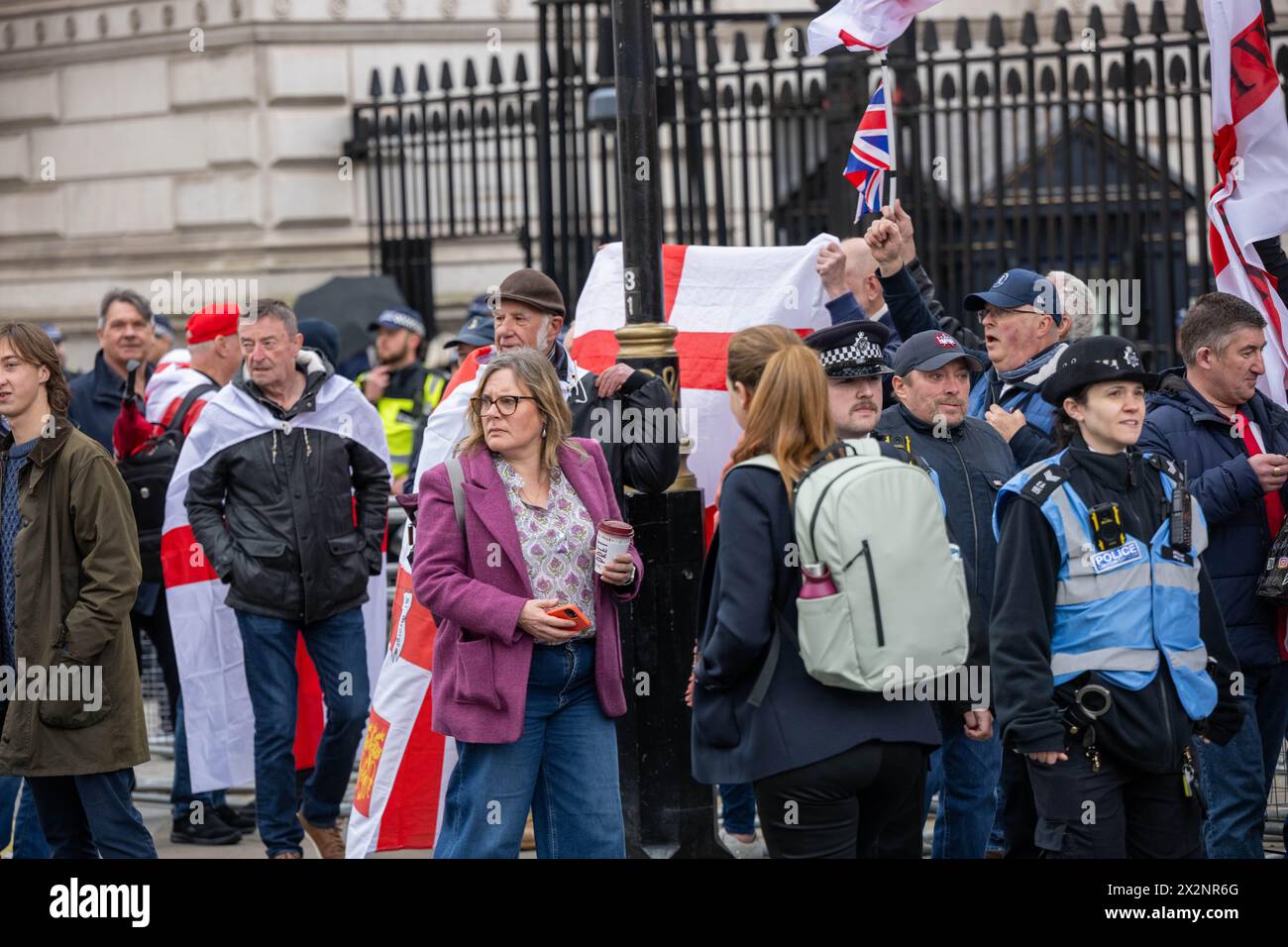 Londres, Royaume-Uni. 23 avril 2024. Manifestations de droite à Whitehall Londres le jour de la Saint-Georges, en présence policière importante crédit : Ian Davidson/Alamy Live News Banque D'Images