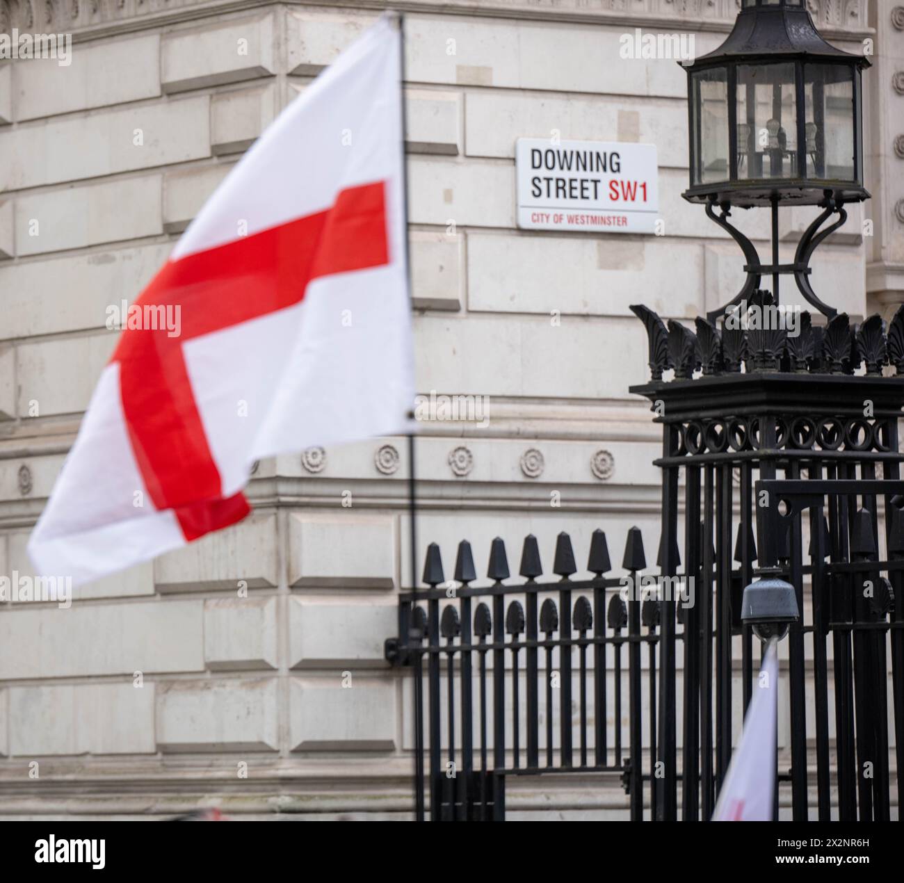 Londres, Royaume-Uni. 23 avril 2024. Manifestations de droite à Whitehall Londres le jour de la Saint-Georges, en présence policière importante crédit : Ian Davidson/Alamy Live News Banque D'Images