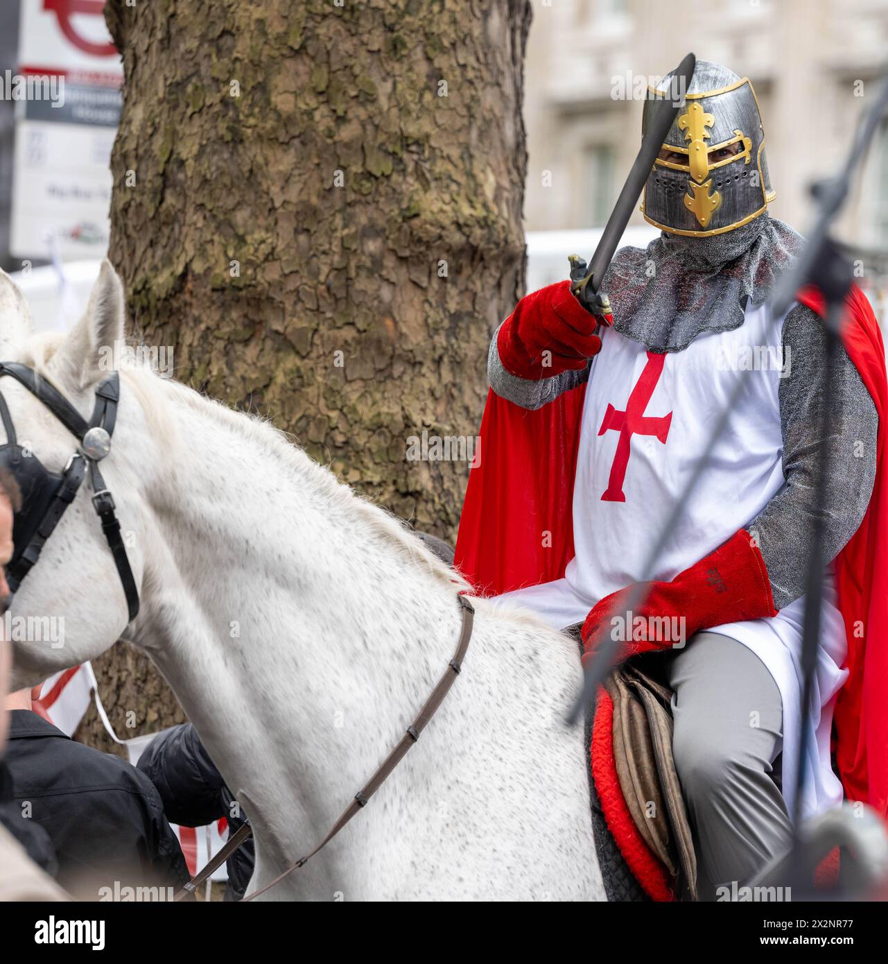 Londres, Royaume-Uni. 23 avril 2024. Manifestations de droite à Whitehall Londres le jour de la Saint-Georges, en présence policière importante crédit : Ian Davidson/Alamy Live News Banque D'Images