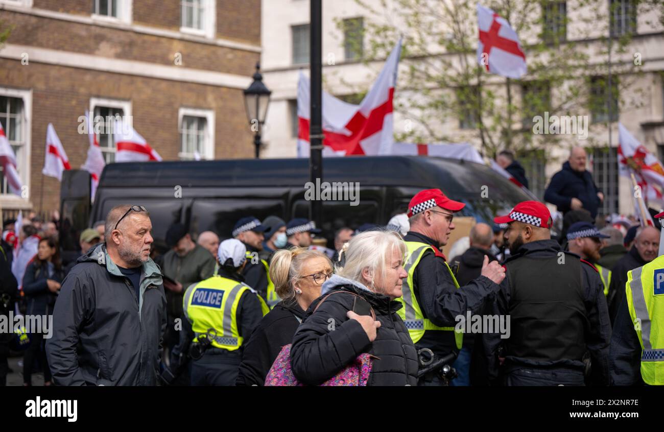 Londres, Royaume-Uni. 23 avril 2024. Manifestations de droite à Whitehall Londres le jour de la Saint-Georges, en présence policière importante crédit : Ian Davidson/Alamy Live News Banque D'Images