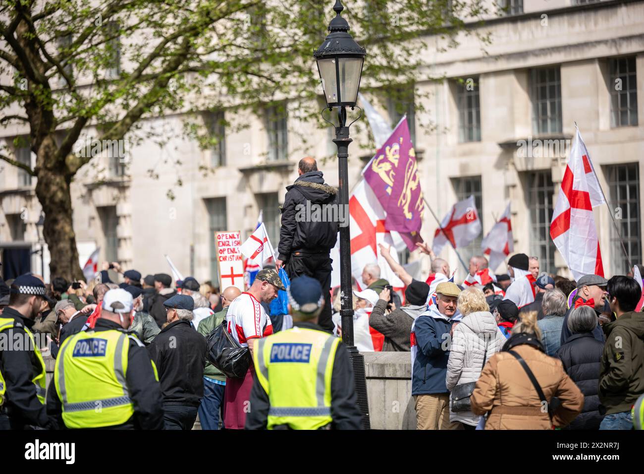 Londres, Royaume-Uni. 23 avril 2024. Manifestations de droite à Whitehall Londres le jour de la Saint-Georges, en présence policière importante crédit : Ian Davidson/Alamy Live News Banque D'Images