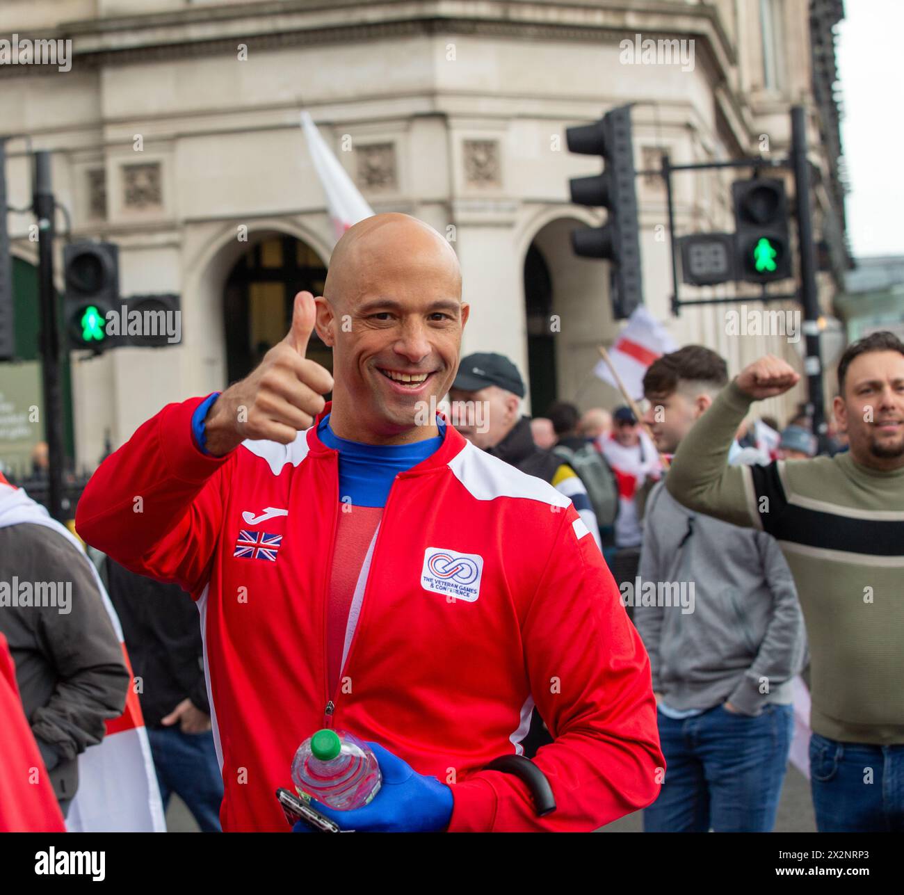 Londres, royaume-uni, 23 avril 2024 la manifestation de droite lors de la marche de la Saint-Georges a paralysé Londres cet après-midi alors que les manifestants Whitehall est bloqué dans les deux sens par une foule énorme tenant des drapeaux anglais cet après-midi crédit : Richard Lincoln/Alamy Live News Banque D'Images