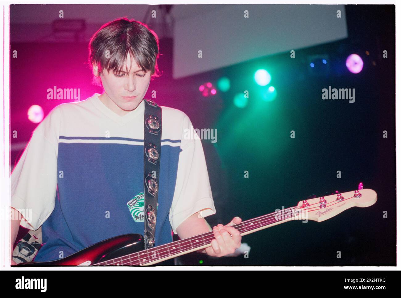 MANIC STREET PREACHERS, POST-RICHEY COMEBACK GIG, 1996 : Nicky Wire du groupe gallois Manic Street Preachers joue en soutien à Oasis au Cardiff International Arena, pays de Galles, Royaume-Uni le 19 mars 1996. Photo : Rob Watkins. INFO : ce concert était le groupe gallois Manic Street Preachers de retour en tournée en soutien à Oasis après la disparition un an plus tôt de leur parolier Richey Edwards. Ils dévoilent des chansons comme Design for Life de leur album emblématique Everything must Go lors de cette tournée. Banque D'Images