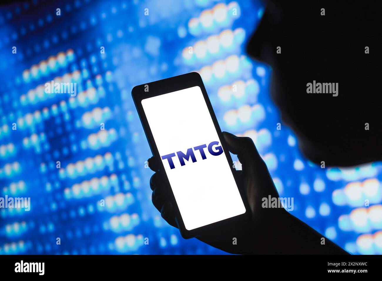 Sur cette photo, le logo Trump Media and Technology Group (TMTG) est affiché sur l'écran d'un smartphone. Banque D'Images