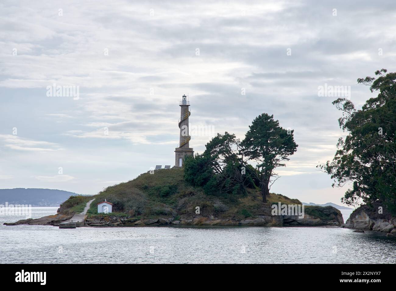 Phare de Tenlo Chico, sur l'île de Tambo, propriété de l'École navale militaire de Marin (Galice, Espagne). Le phare a un towe de maçonnerie de 20 mètres de haut Banque D'Images