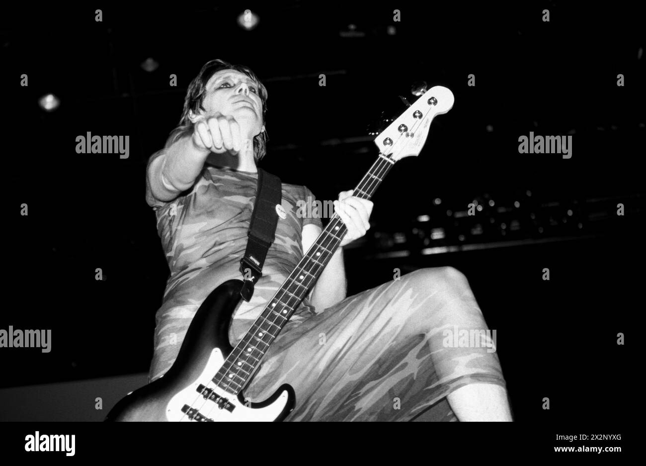 MANIC STREET PREACHERS, NICKY WIRE, HEADLINE READING FESTIVAL, 1997 : Nicky Wire du groupe gallois Manic Street Preachers en tête d'affiche du main Stage au Reading Festival, Reading, Angleterre, le 23 août 1997. INFO : Manic Street Preachers, un groupe de rock gallois formé en 1986, a émergé comme des icônes de la scène musicale britannique des années 90. Connus pour leurs paroles politiquement chargées et leurs mélodies anthémiques, des tubes comme 'A Design for Life' ont consolidé leur statut de figures légendaires du rock alternatif. Banque D'Images