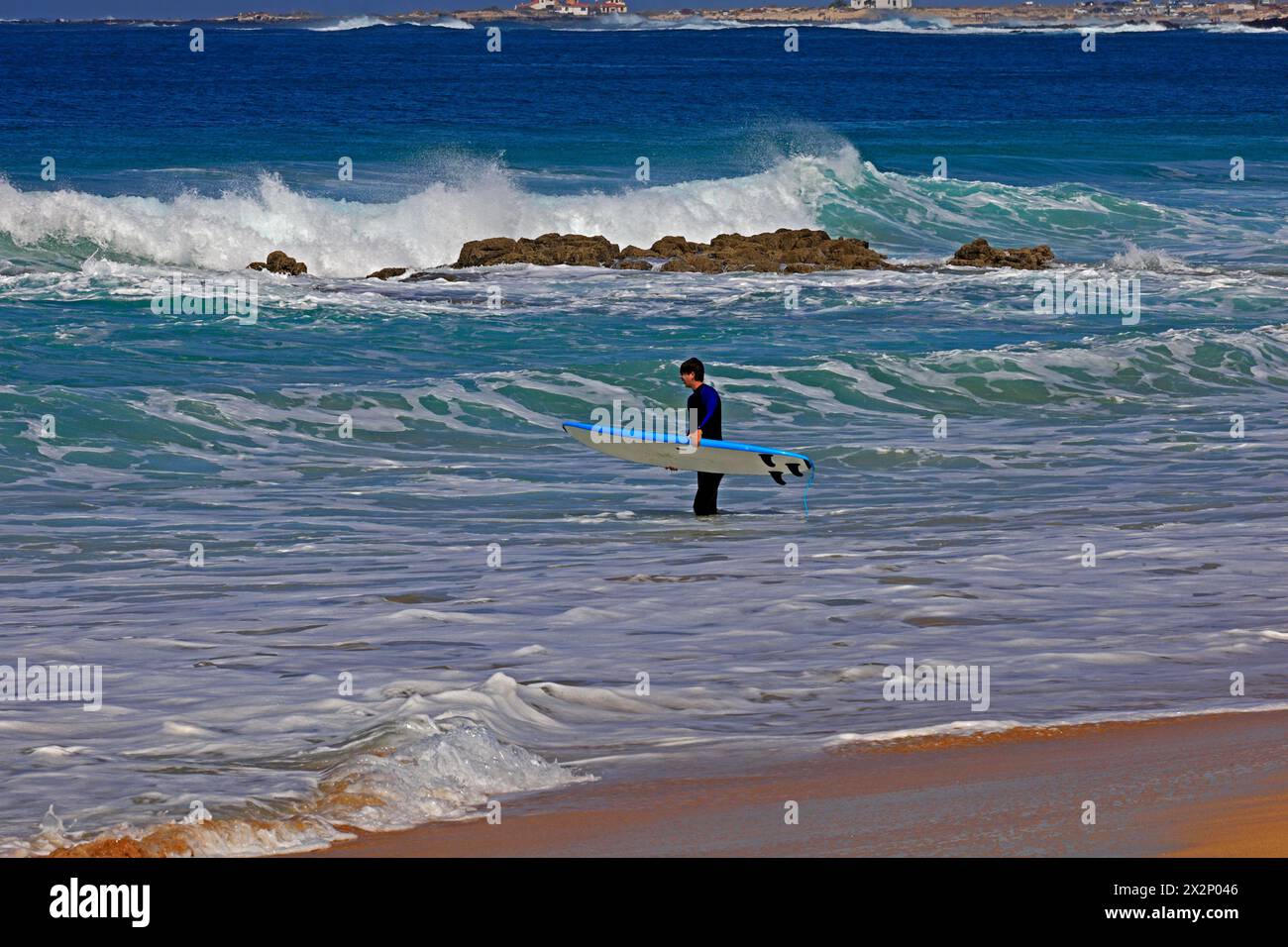 Homme surfant à El Cotillo, Fuerteventura, Îles Canaries, Espagne, Europe. Prise en février 2024 Banque D'Images