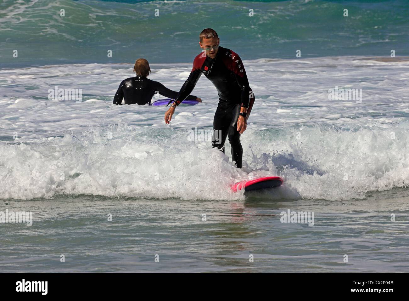 Homme surfant à El Cotillo, Fuerteventura, Îles Canaries, Espagne, Europe. Prise en février 2024 Banque D'Images