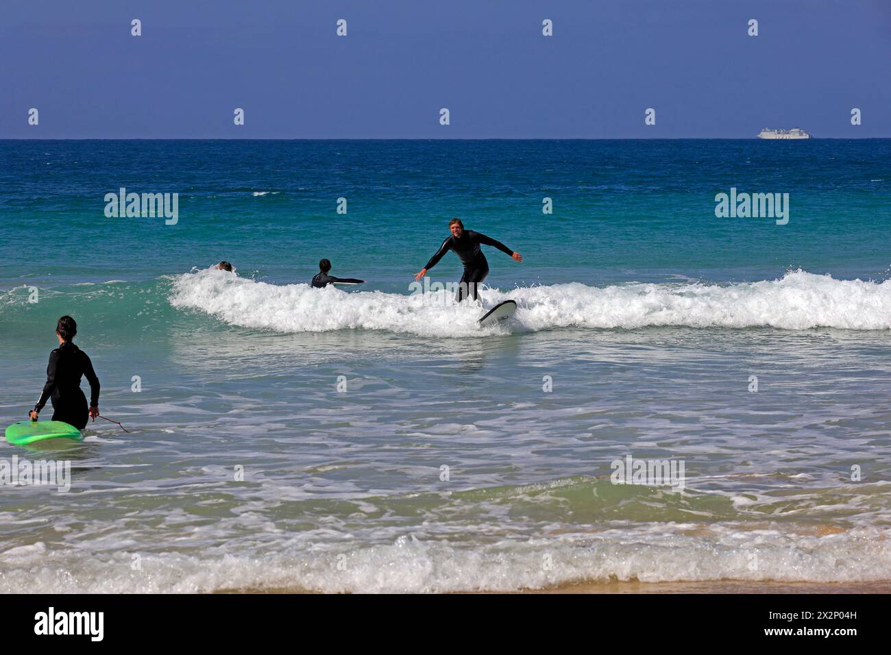 Homme surfant à El Cotillo, Fuerteventura, Îles Canaries, Espagne, Europe. Prise en février 2024 Banque D'Images